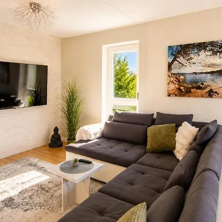 Lägenhet 2 Bedroom Apartment, 15 Min From The Old Town !