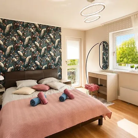 Lägenhet 2 Bedroom Apartment, 15 Min From The Old Town !
